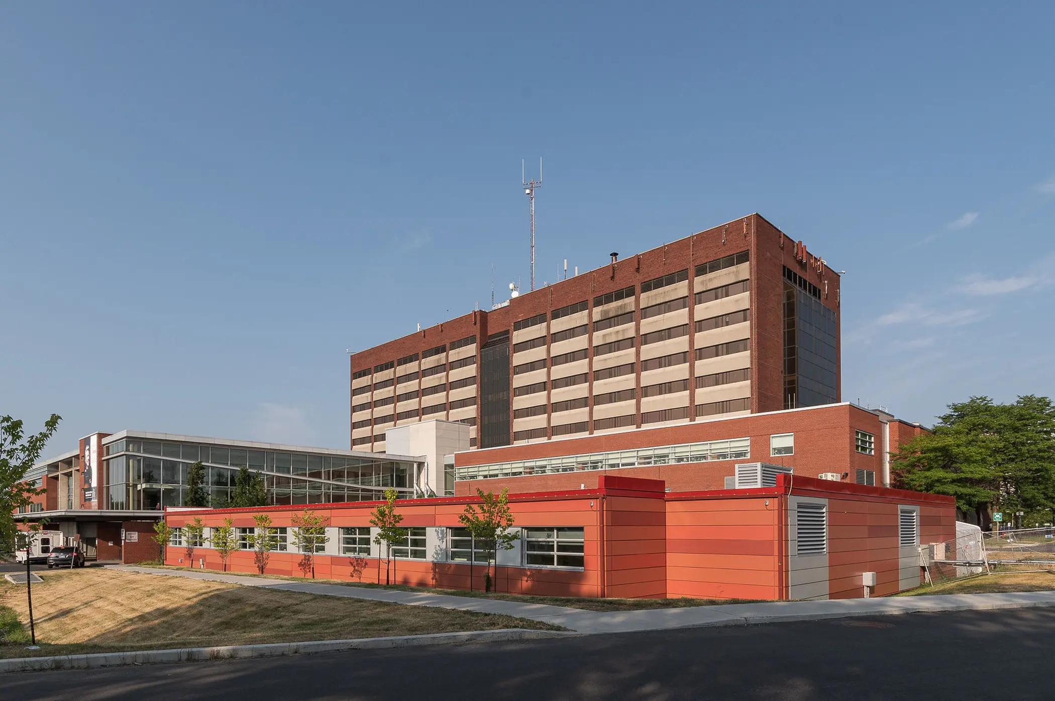 Hôpital Pierre-Boucher_extérieur